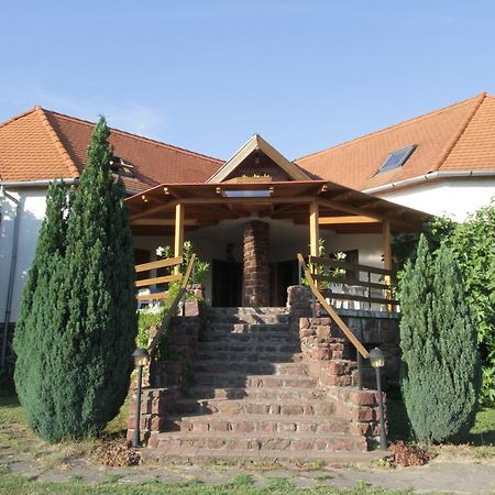 Voeroesko Apartmanhaz Révfülöp Buitenkant foto