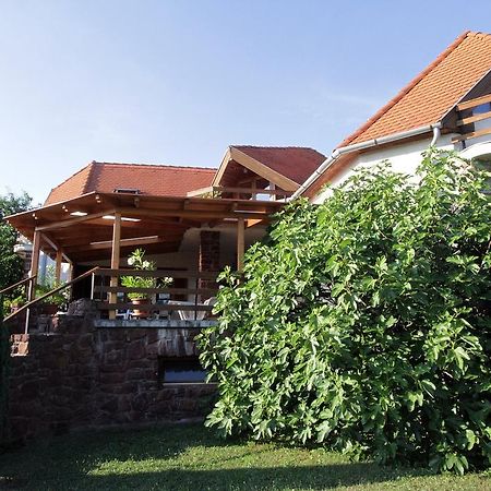 Voeroesko Apartmanhaz Révfülöp Buitenkant foto