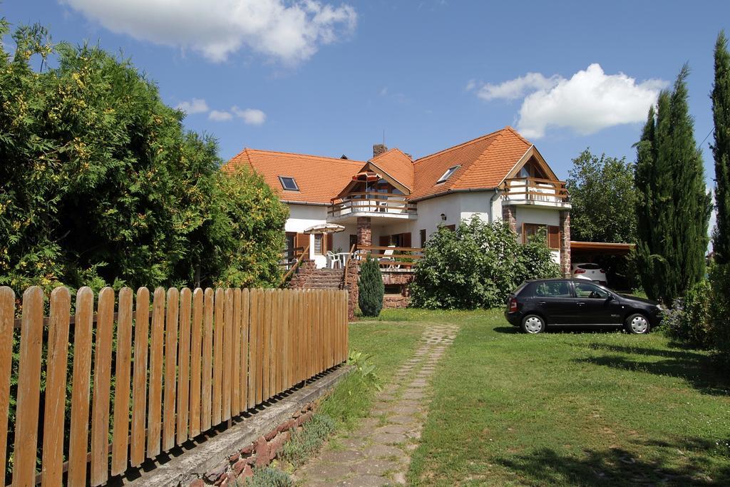 Voeroesko Apartmanhaz Révfülöp Buitenkant foto