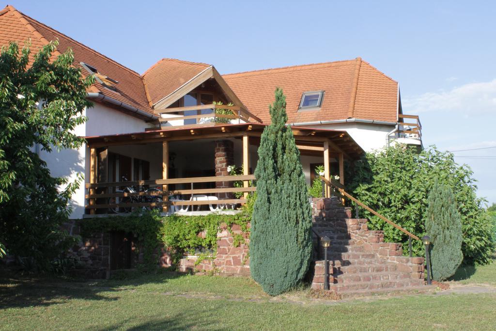 Voeroesko Apartmanhaz Révfülöp Buitenkant foto